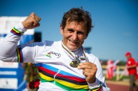 BMW ambasador Alessandro Zanardi osvojil naslov svetovnega prvaka na cestni dirk