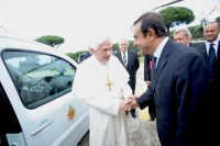 RENAULT JE EKSKLUZIVNO POVSEM ELEKTRI?NO VOZILO PODARIL PAPEŽU BENEDIKTU XVI