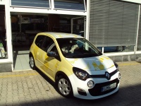 UNIKATNI RENAULT TWINGO POL LETA PRI SVOJEM STVARNIKU