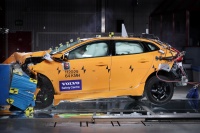 Povsem novi volvo V40 - varnost in podpora: