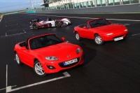 Ljubitelji roadsterjev na 20. obletnici Mazde MX-5 v Le Mansu
